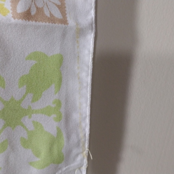 White Colorful Floral design Quilted Pattern Scarf 26x26 -inch - Good Condition - Picture 8 of 13
